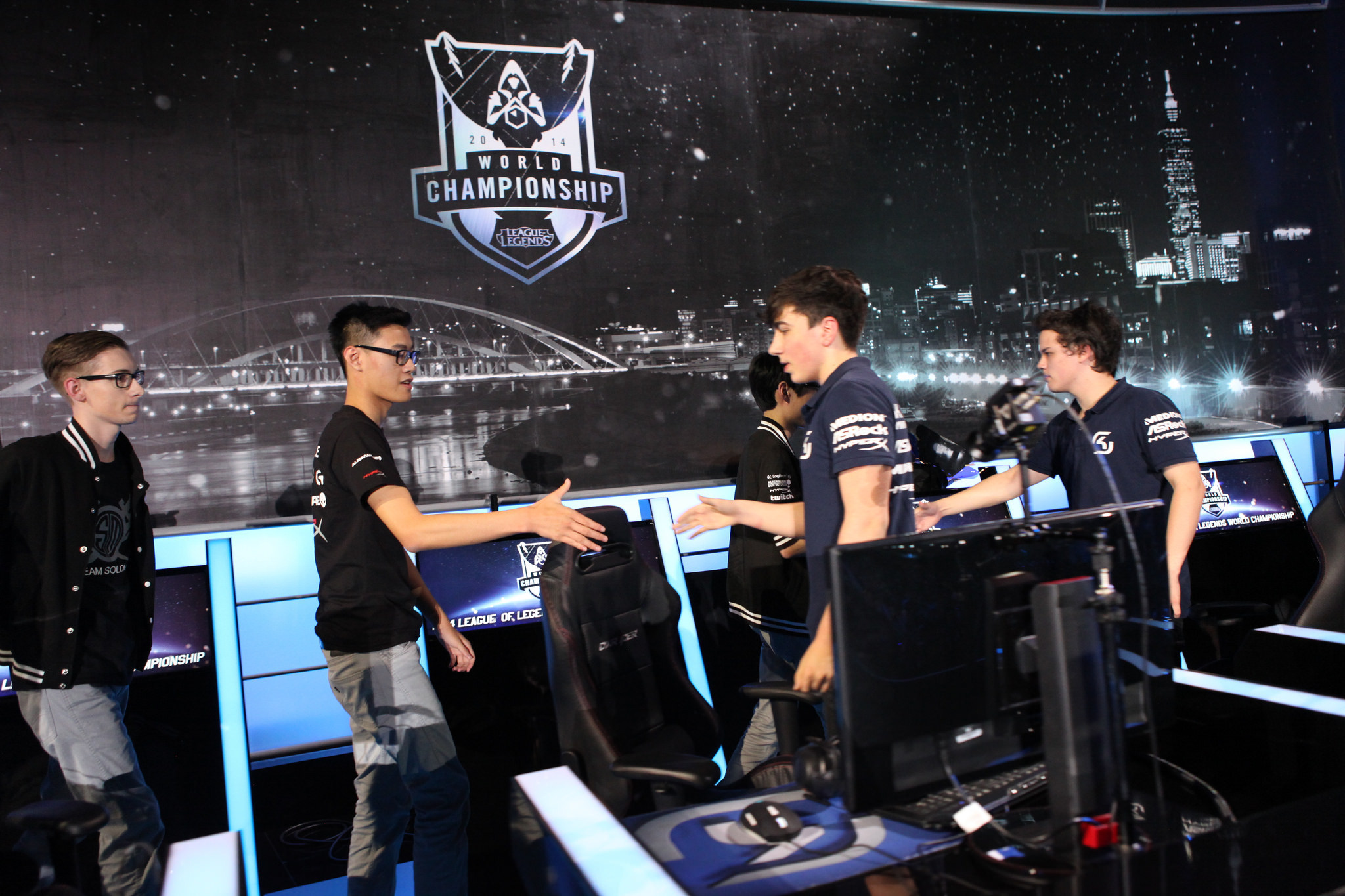 电子竞技产业：从街头到全民，直播与移动电竞引领市场爆发